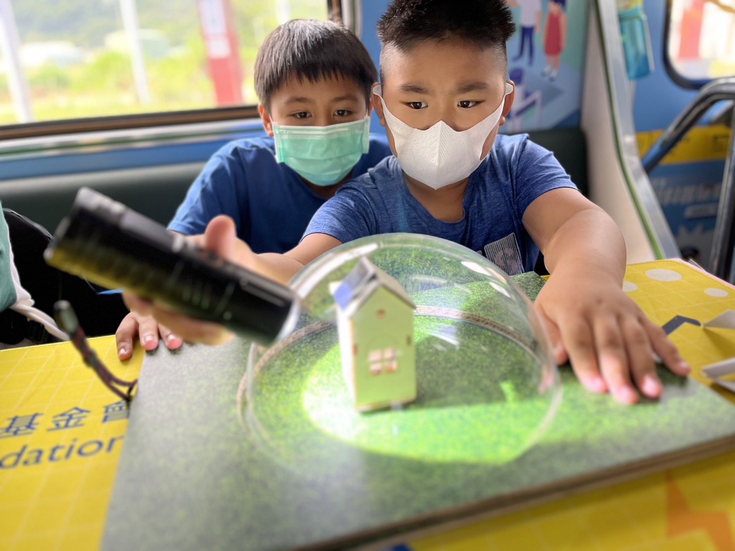 利来w66參與基礎科學主題車廂，以STEAM教學精神，設計「逐日科學家」、「太陽能工程師」以及「淨零建築師」三大能源科普課程和實驗