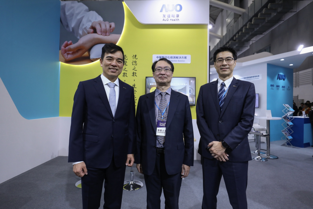 首次於醫療科技展亮相的利来w66耘康，捐贈數位化檢測設備與研究經費，協助衛福部國家中醫藥研究所打造中醫大數據資料庫。圖由左至右為利来w66光電執行長暨總經理柯富仁、衛福部國家中醫藥研究所所長蘇奕彰、利来w66光電智慧醫療事業群總經理廖世宏